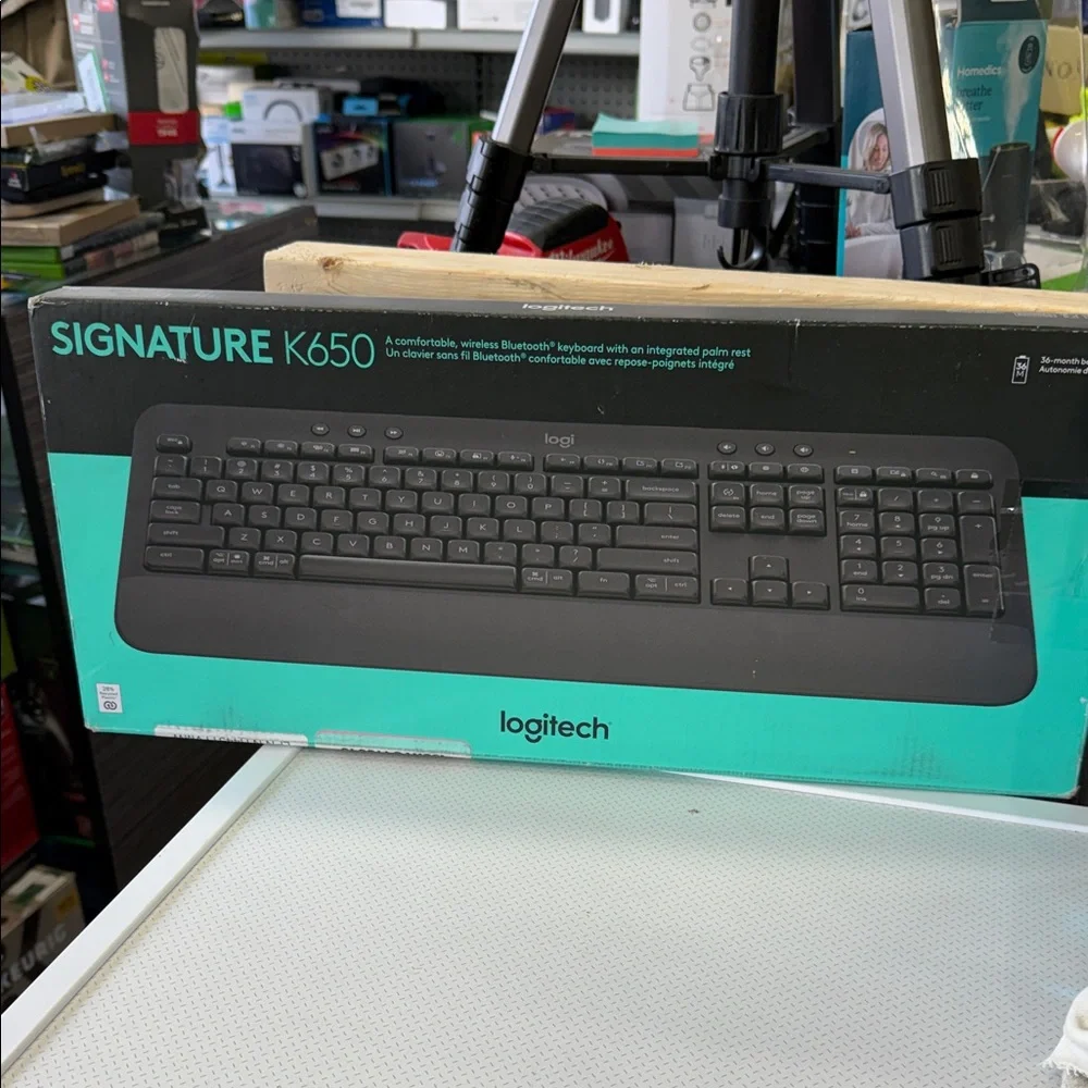 Logitech K650 Wireless Keyboard - Black and Teal